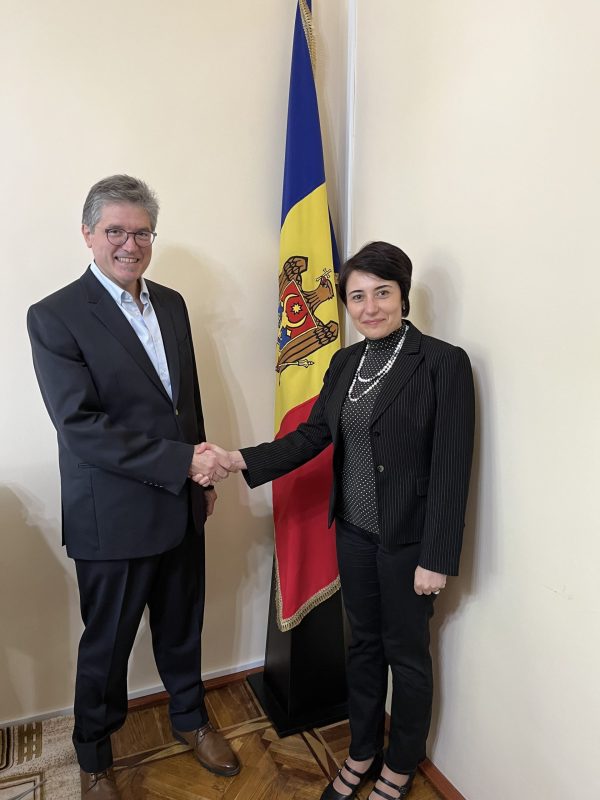 Prof. Dr. Panayotis Yannakopoulos with the Rector of Universitatea de Stat „Alecu Russo” din Bălți (USARB), Assoc. Prof. Natalia Gasitoi